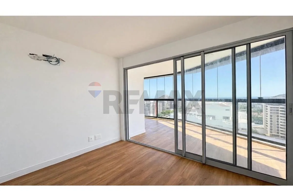 Glass-enclosed balcony in a 3-bedroom apartment, 119 m² — photo 5
