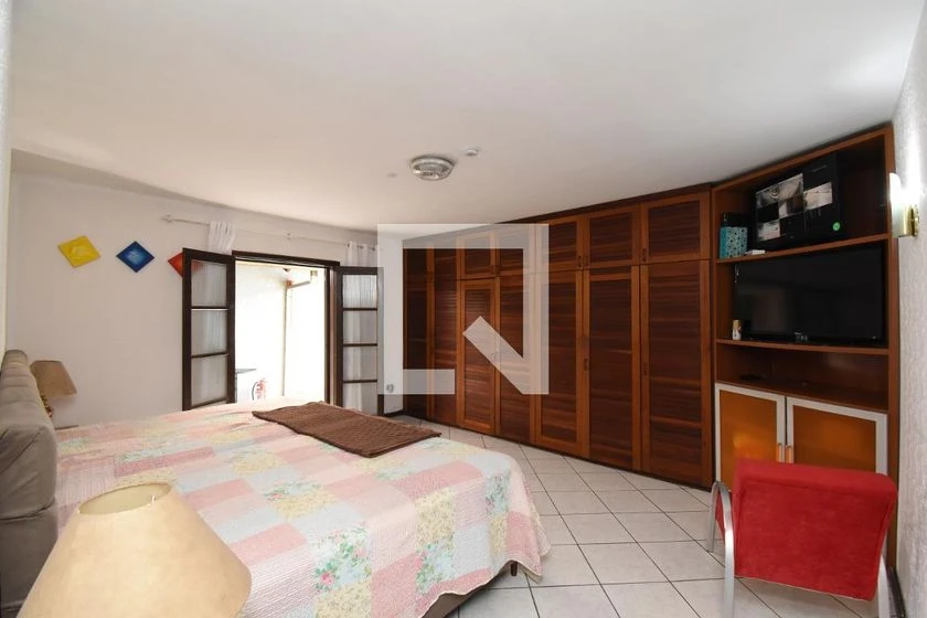 House with 5 bedrooms plus laundry with a washing machine — photo 4