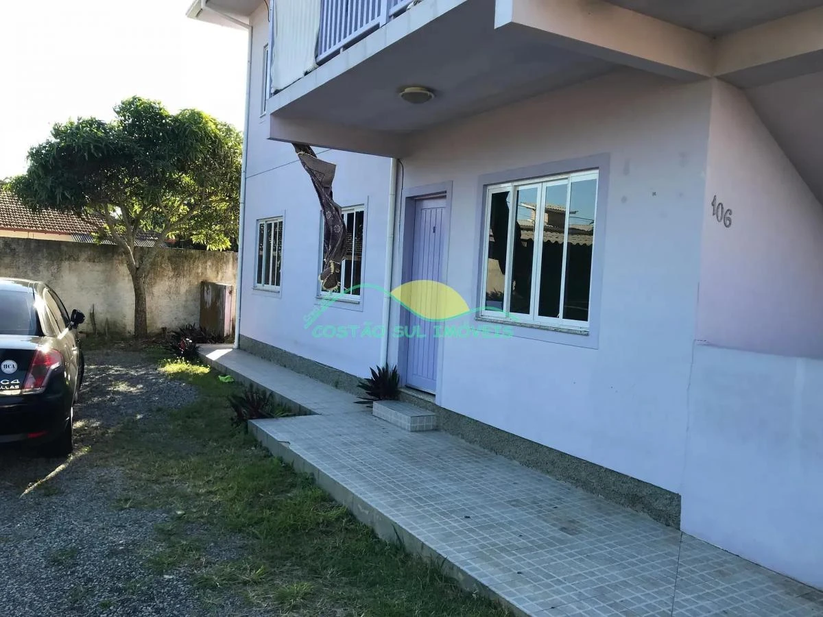 Ground-floor apartment with 3 bedrooms and separate kitchen