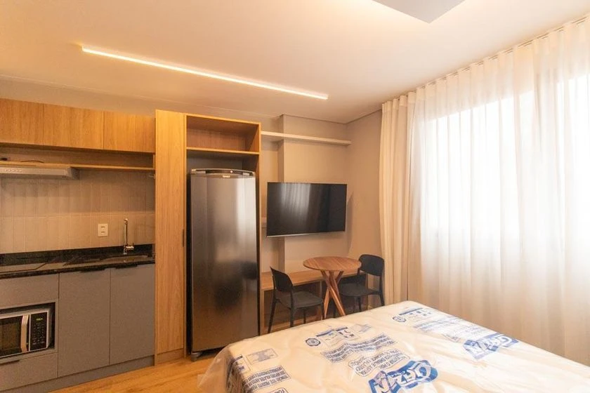 Furnished studio kitnet with an open-plan kitchen — photo 2