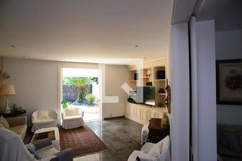 House in a gated community with 5 bedrooms and mountain view — photo 34