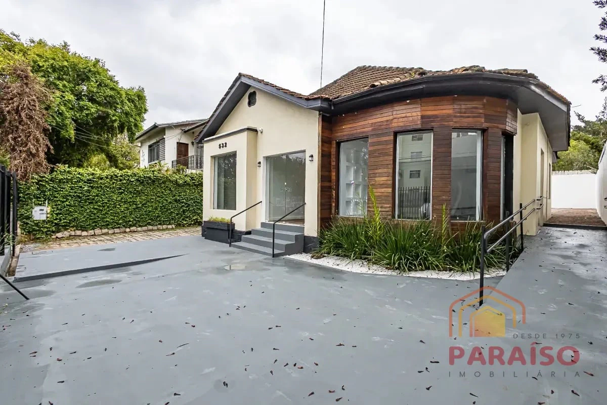 4-bedroom house with wood or laminate floors in Curitiba