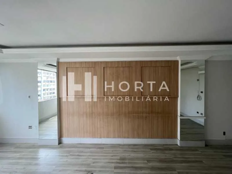 Studio on the 7th floor with wood or laminate floors — photo 6