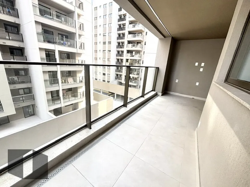 3-bedroom apartment with balcony and city view — photo 12