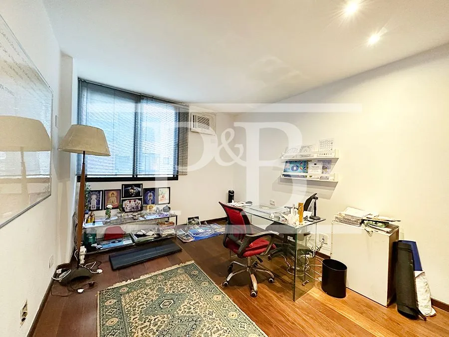 4-bedroom apartment with 250 m² and glassed-in balcony — photo 26