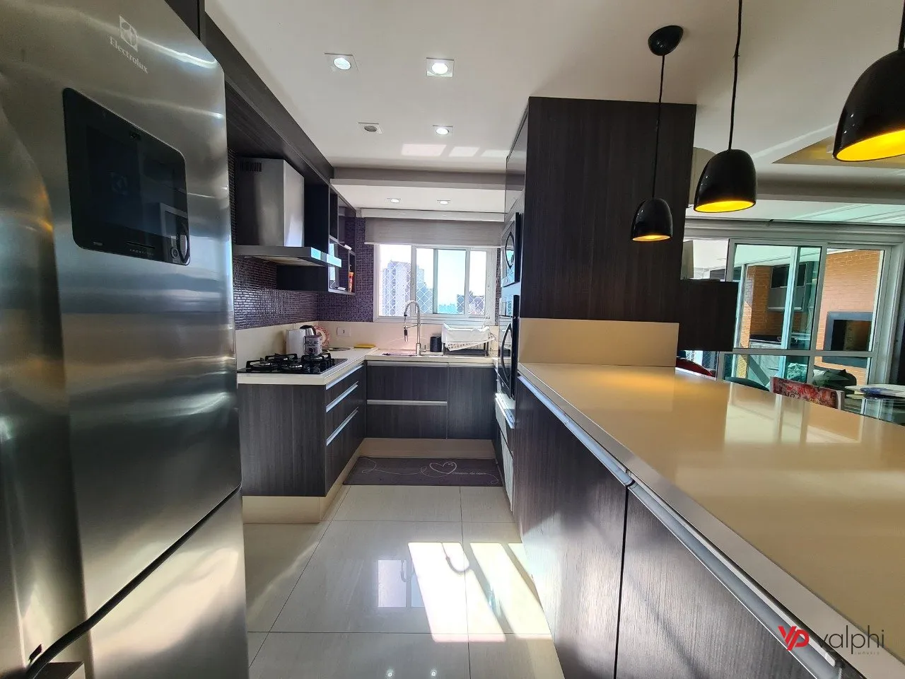 Furnished 2-bedroom apartment with enclosed balcony — photo 26