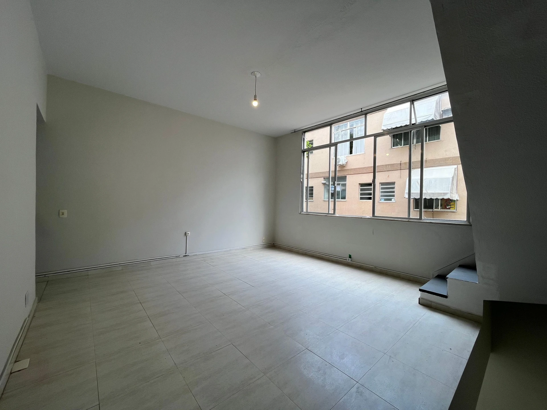 Bathtub in a 2-bedroom apartment, 170 m² — photo 15