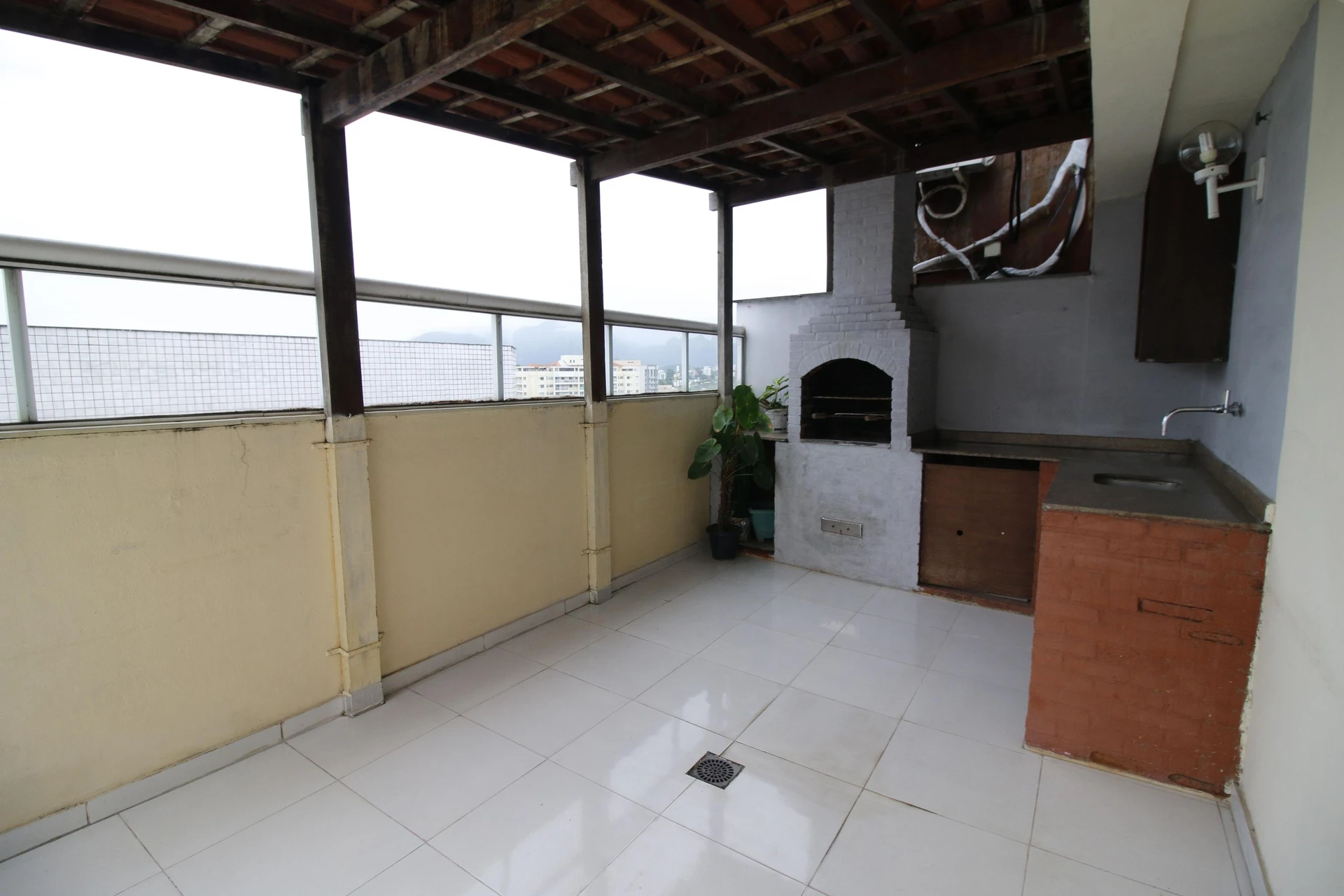 Balcony with a grill in a 3-bedroom apartment, 128 m² — photo 13