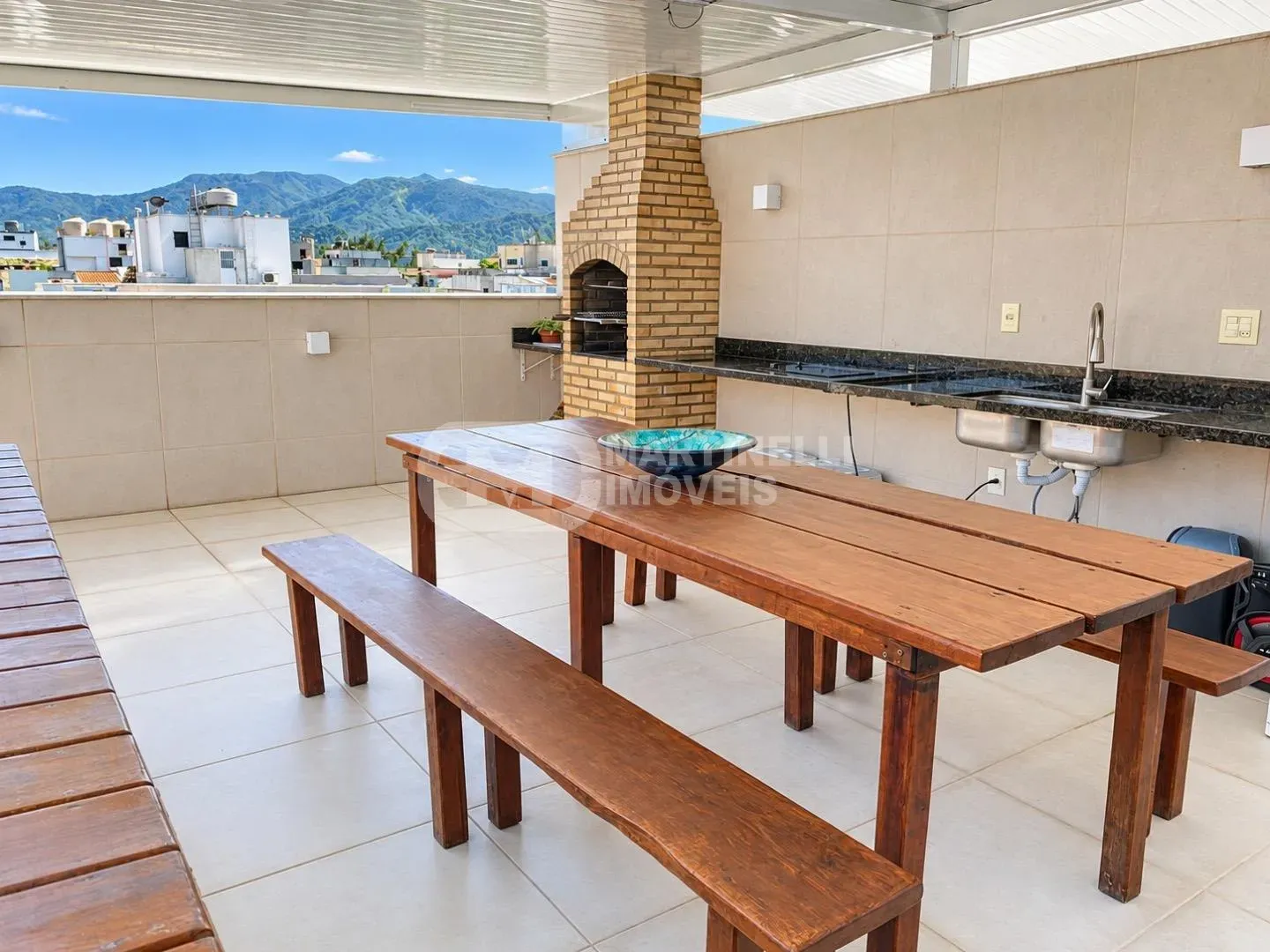 Balcony with a grill in a 3-bedroom apartment, 264 m² — photo 15