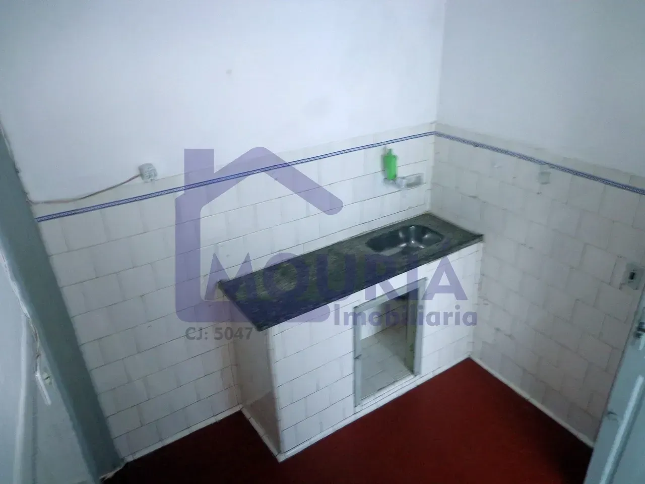 Casa sem mobília com 2 quartos e 1 banheiro