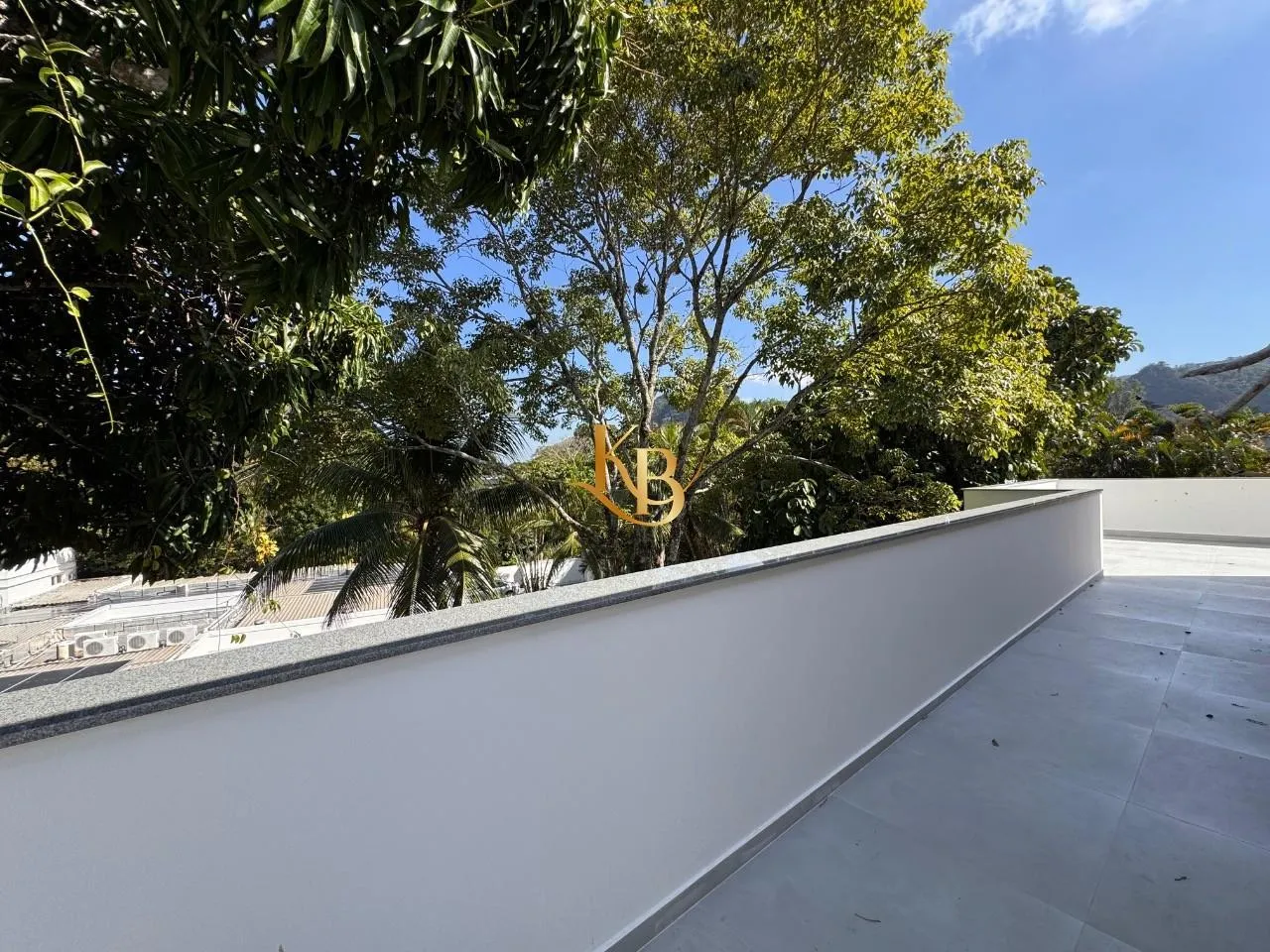 Casa com 5 quartos e área de piscina ao ar livre — photo 53