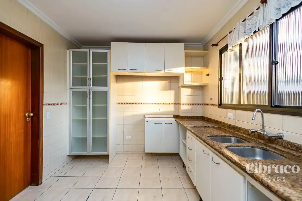 250 m² apartment with 3 bedrooms and a balcony — photo 15