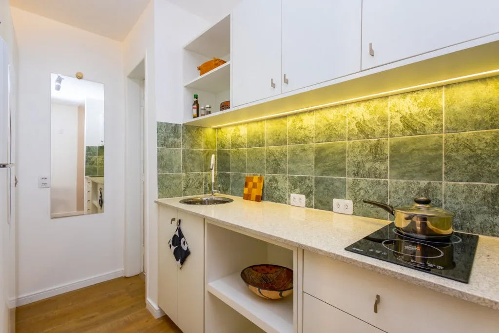 Furnished 31 m² studio with open-plan kitchen — photo 6
