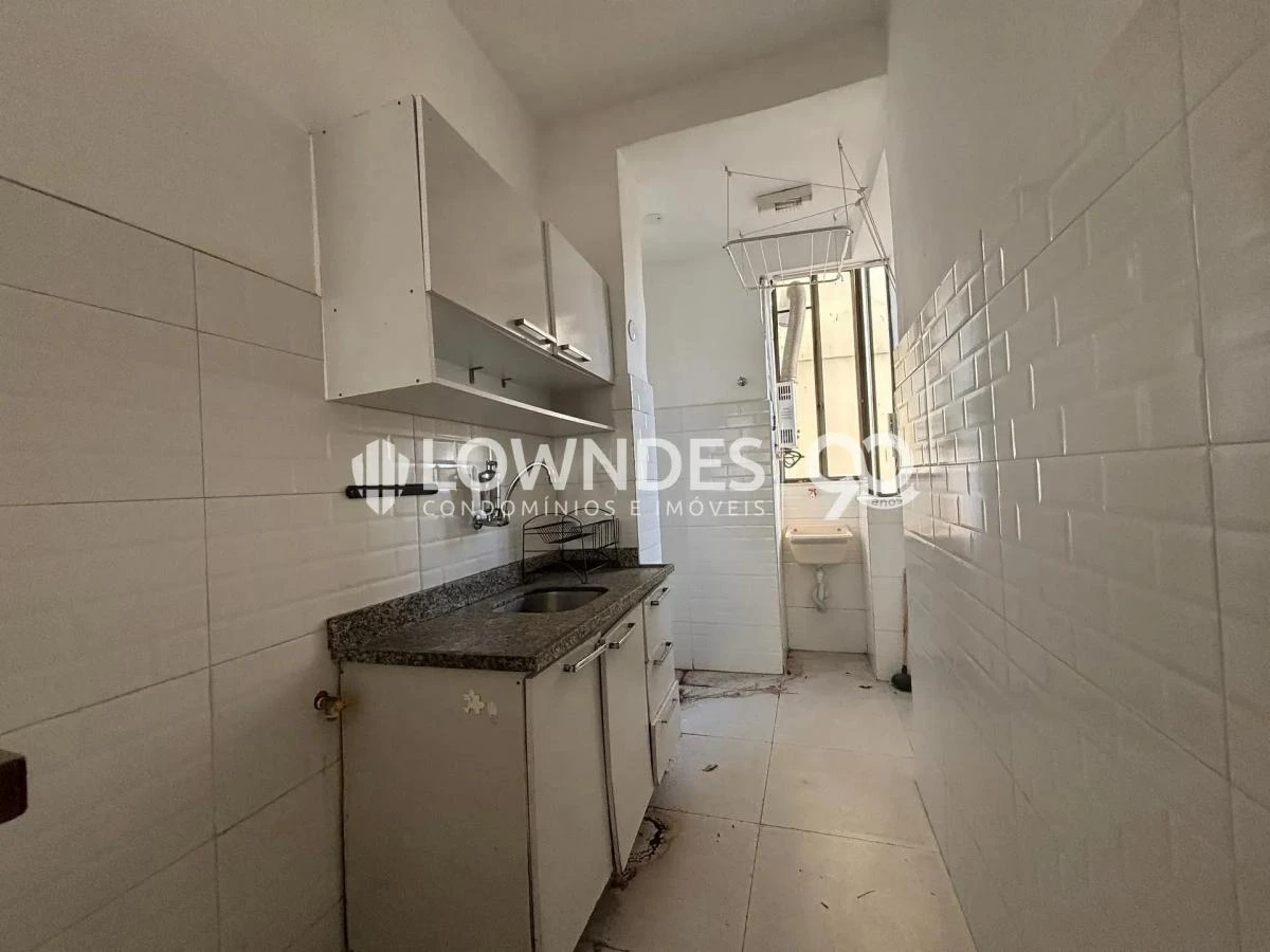 One-bedroom apartment with wood or laminate floors — photo 16