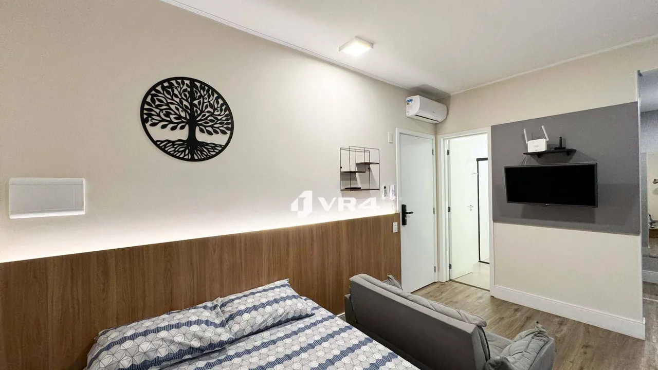 Furnished 33 m² studio with 1 bedroom and a balcony — photo 2