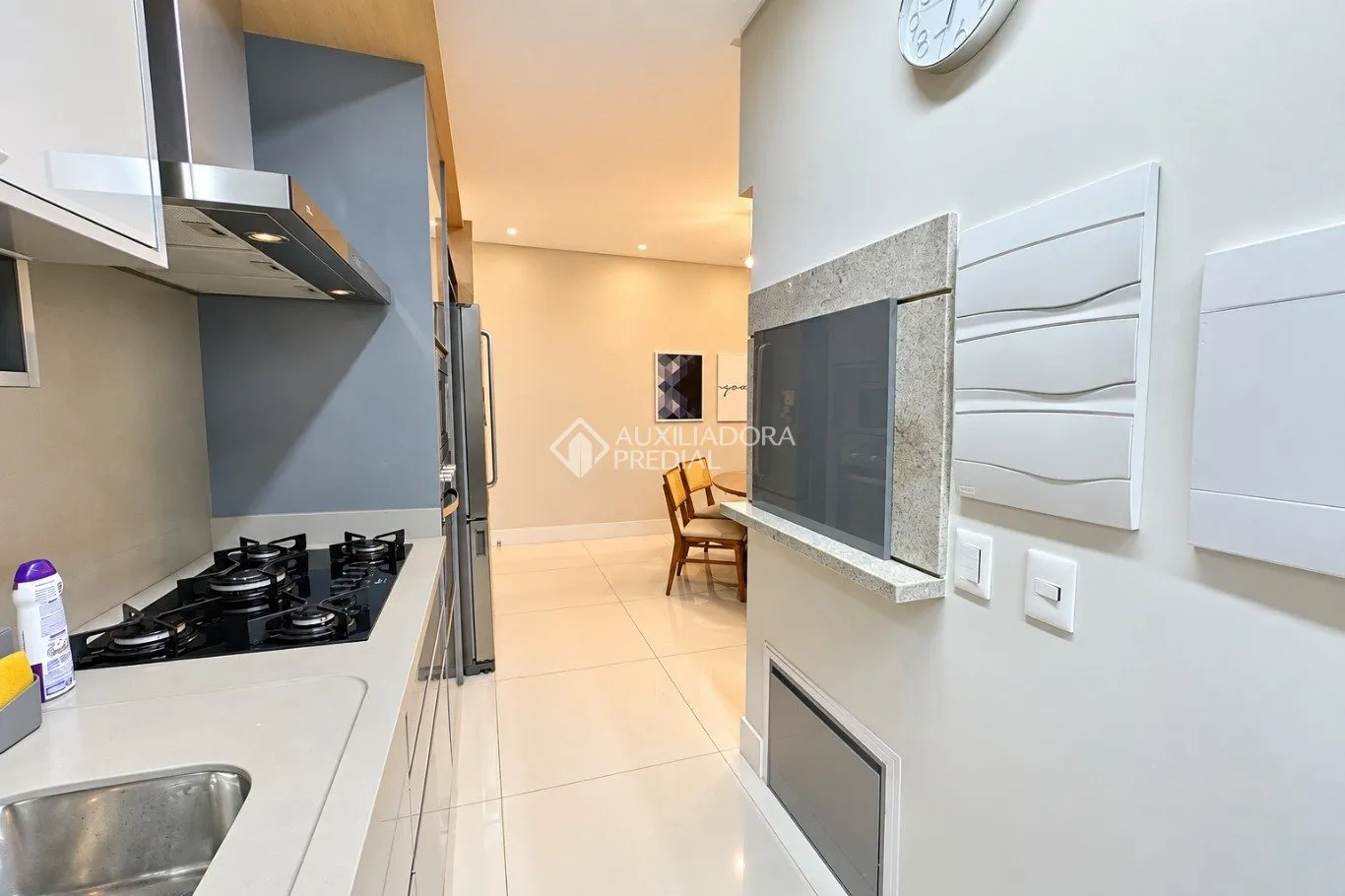 Balcony with a grill in a 2-bedroom apartment, 172 m² — photo 27
