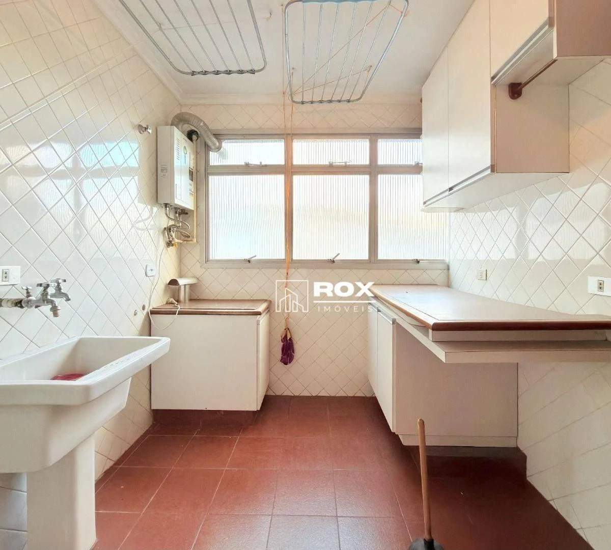 Furnished apartment, 170 m², with a glass-enclosed balcony — photo 33