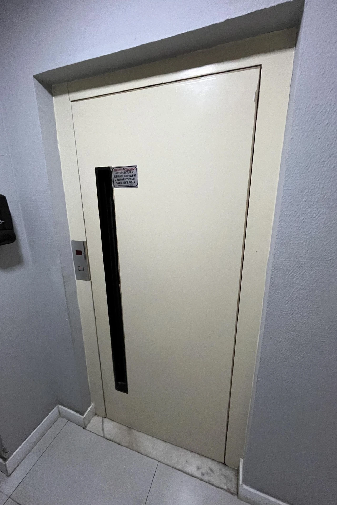 Glass-enclosed balcony in a 3-bedroom apartment, 131 m² — photo 35