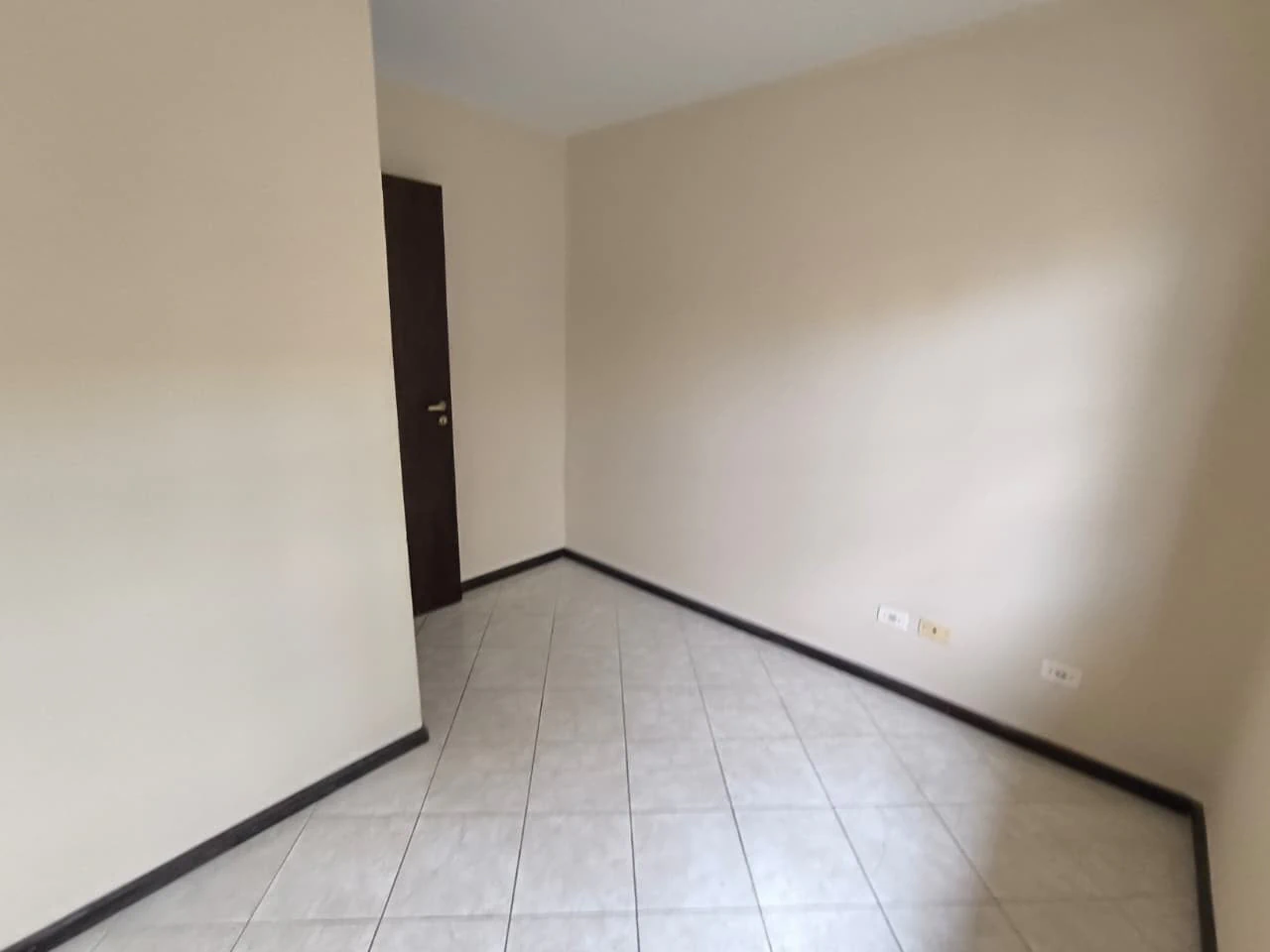 3-bedroom house with a walk-in closet in Curitiba — photo 21