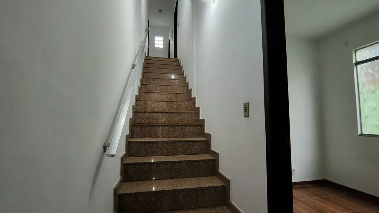 Unfurnished house with 7 bedrooms and 1 suite — photo 14