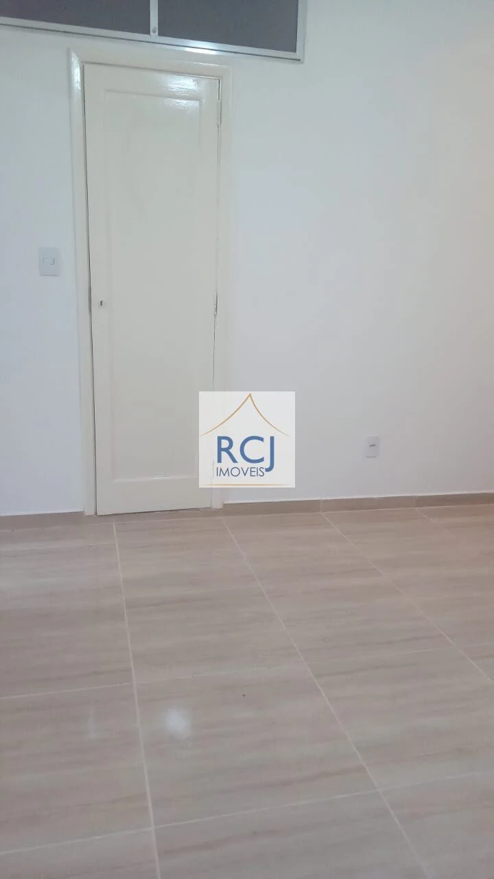 One-bedroom apartment in a building with a pool — photo 5