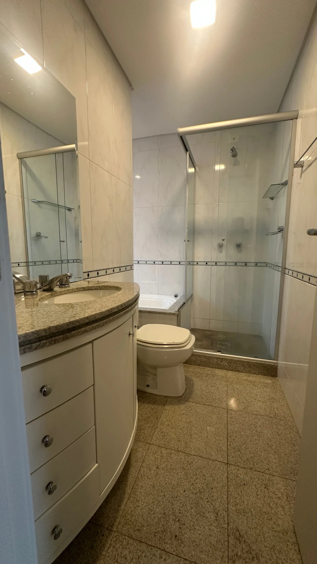 4-bedroom apartment with a glass-enclosed balcony