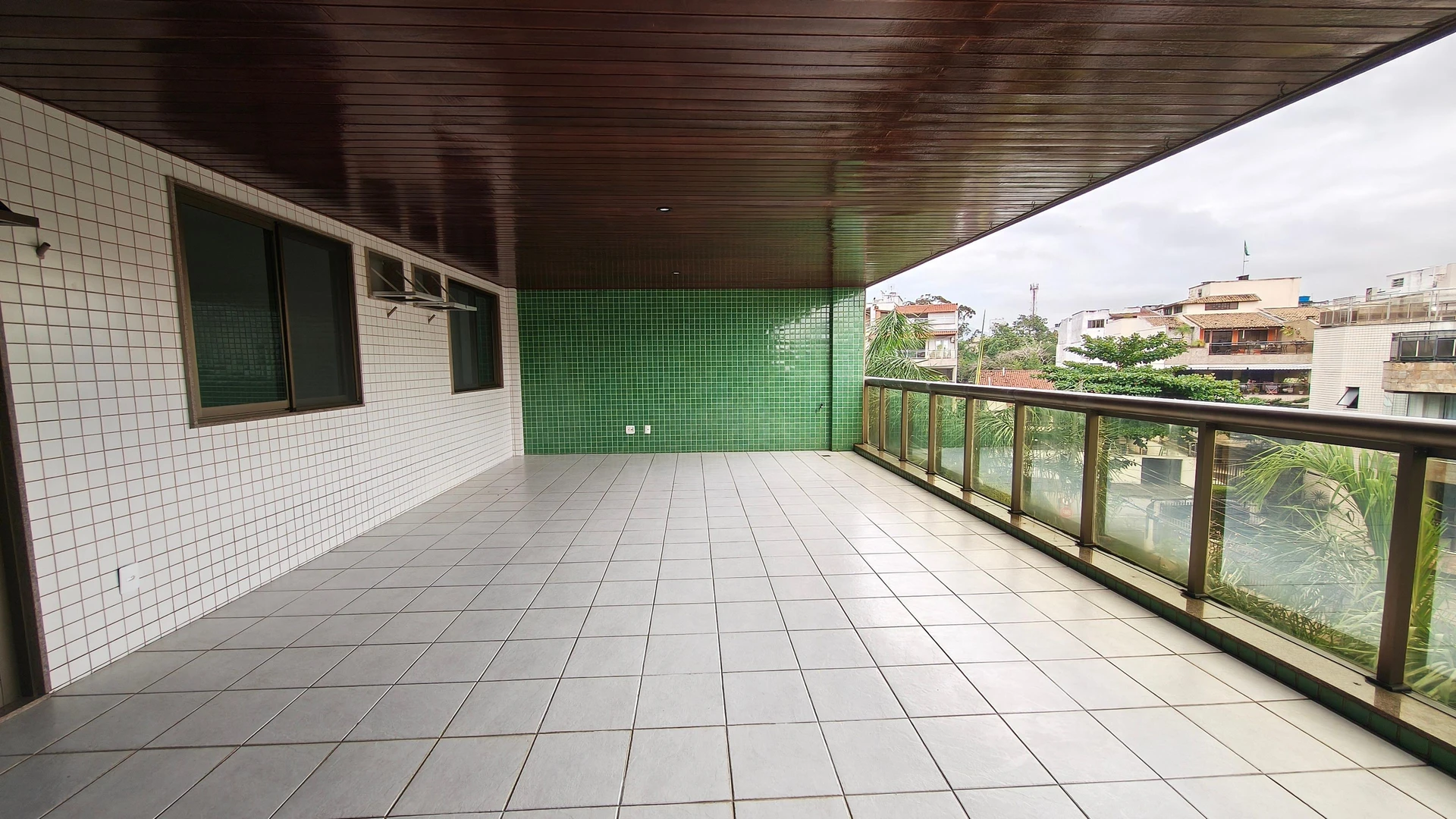 3-bedroom apartment in a building with a pool — photo 7