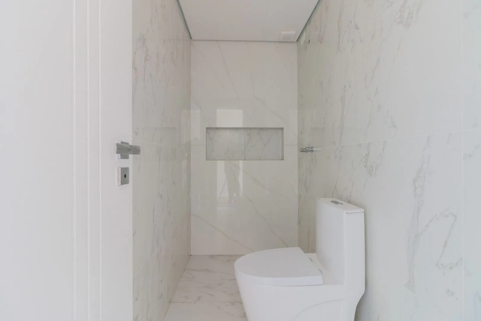 Modern house with 4 en-suite bedrooms and 6 parking spots — photo 58