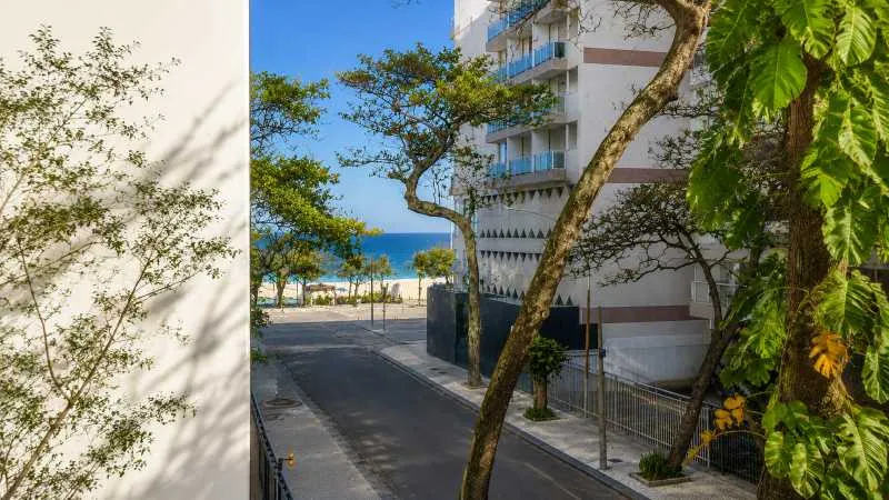 260 m² unfurnished apartment with balcony and 3 bedrooms — photo 18