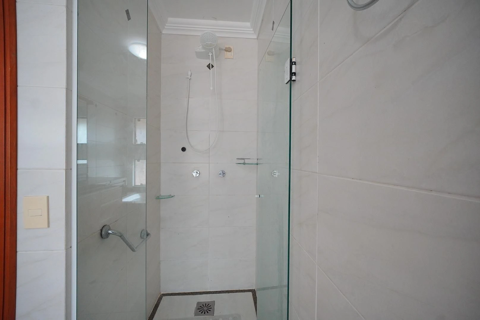 407 m² house with a washing machine and a bathtub — photo 21
