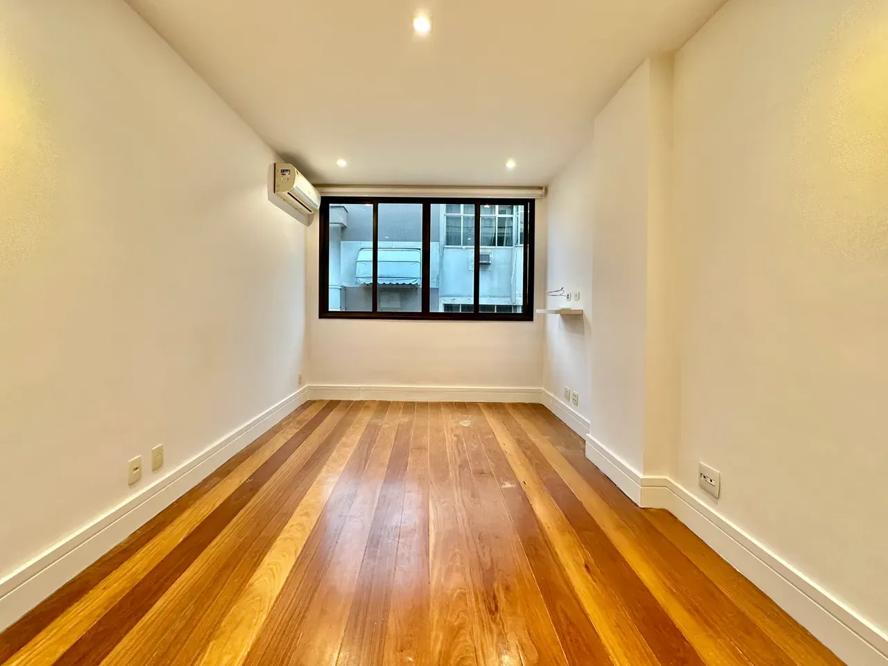 Furnished apartment, 268 m², with a water view — photo 37