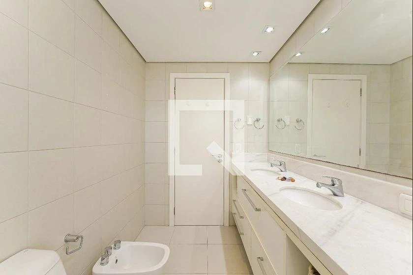 Furnished apartment with 3 en-suite bedrooms and 211 m² — photo 43