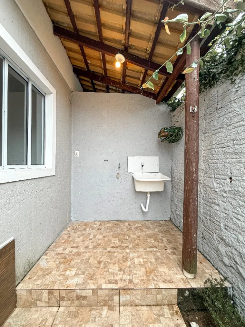 Balcony with a grill in a one-bedroom apartment, 42 m² — photo 7