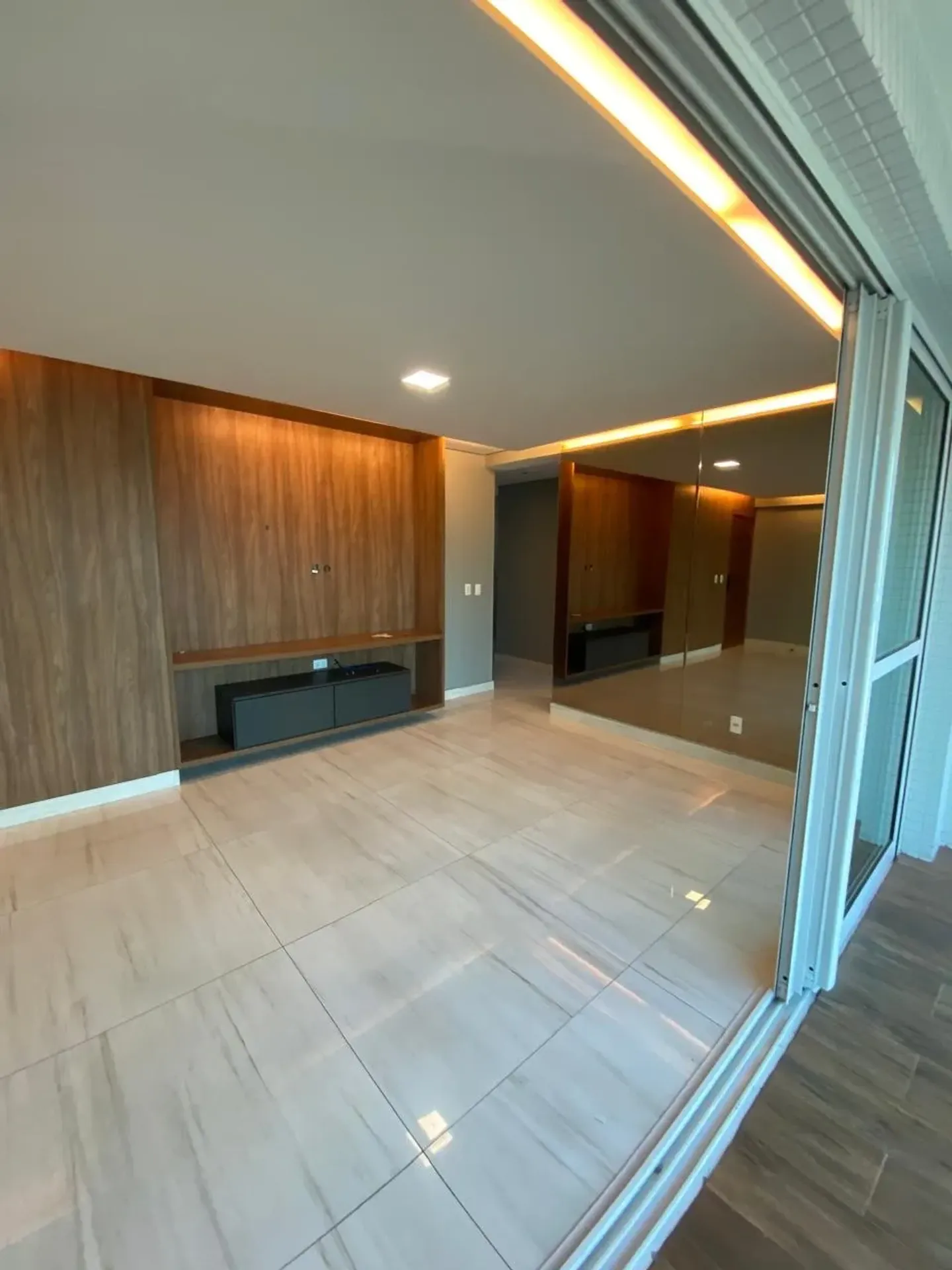 Glass-enclosed balcony in a 3-bedroom apartment, 125 m² — photo 4