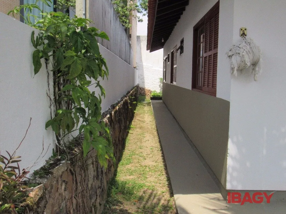 House with 4 bedrooms and 380 m², 2 parking spots — photo 65