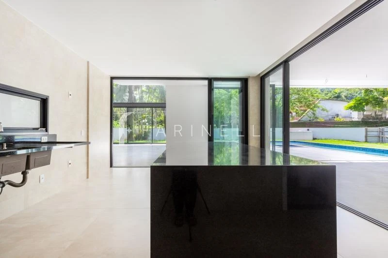House with 5 bedrooms and open-plan kitchen — photo 12