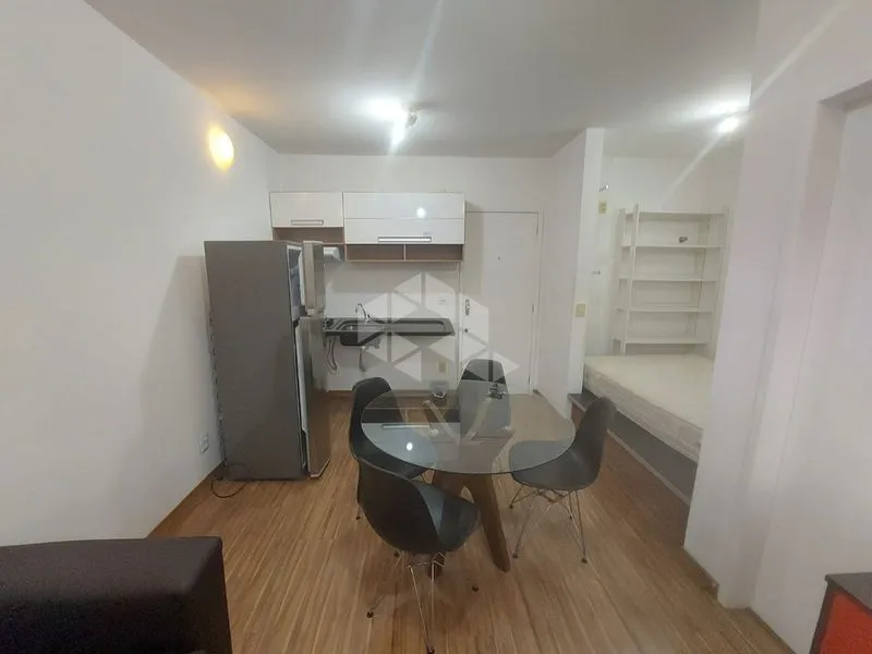Apartamento tipo kitnet amueblado de 20 m² con cocina abierta — photo 2