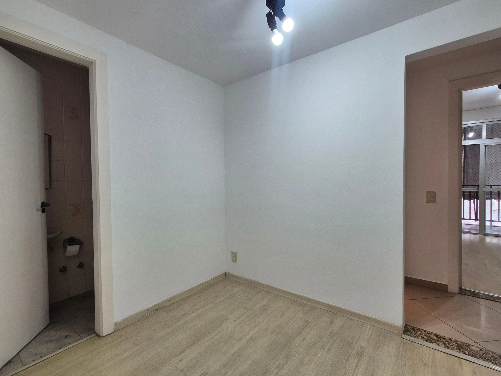 4-bedroom apartment with 3 bathrooms and a balcony — photo 15