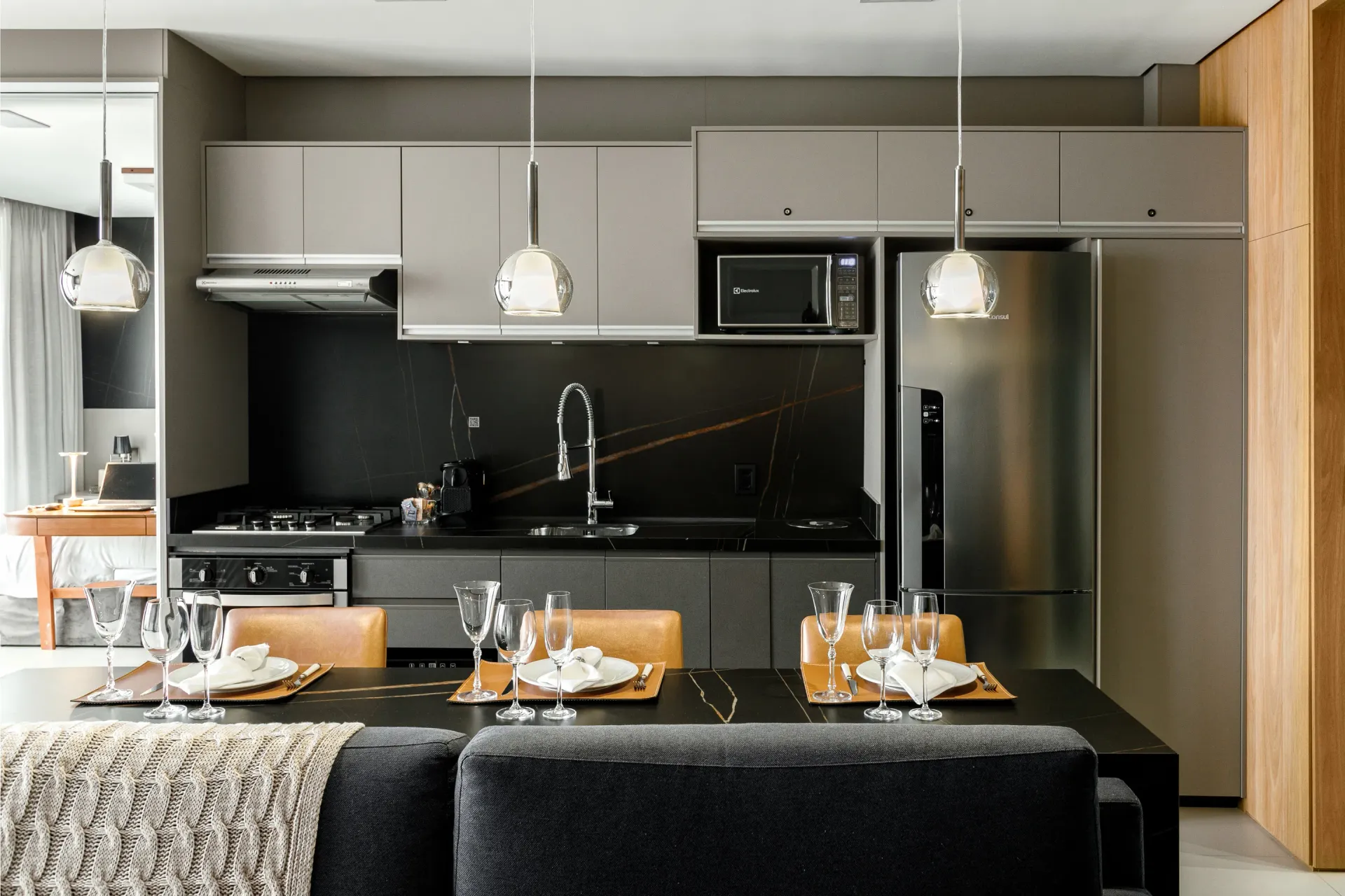 Studio mobiliado com cozinha americana e sacada — photo 4