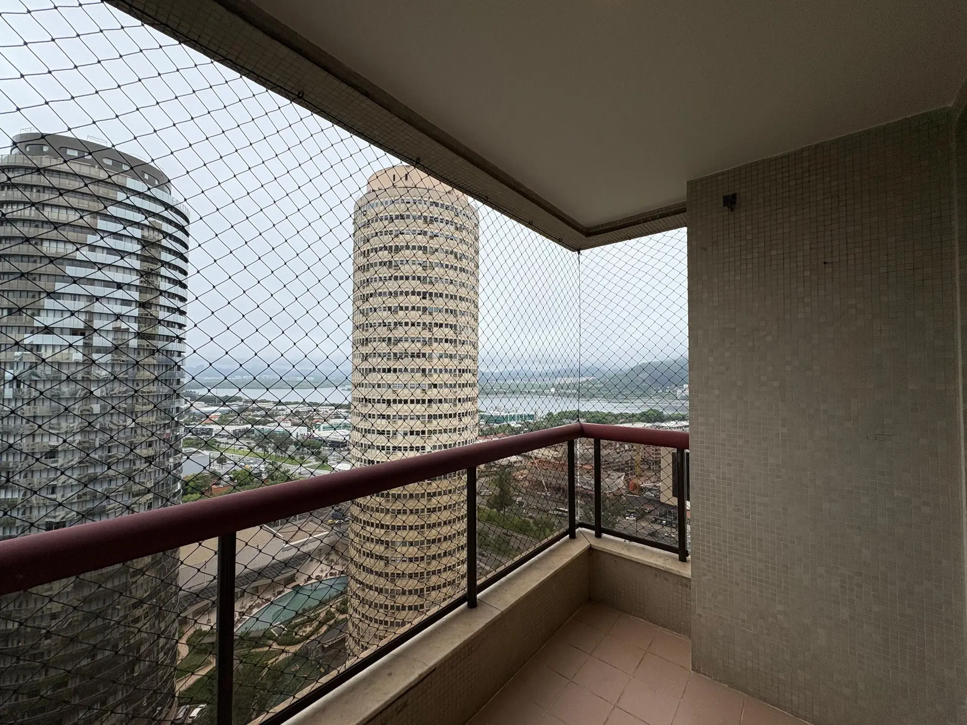 2-bedroom apartment with a glass-enclosed balcony — photo 3