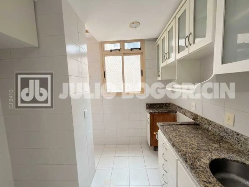 3-bedroom apartment with a park view in Rio de Janeiro — photo 8