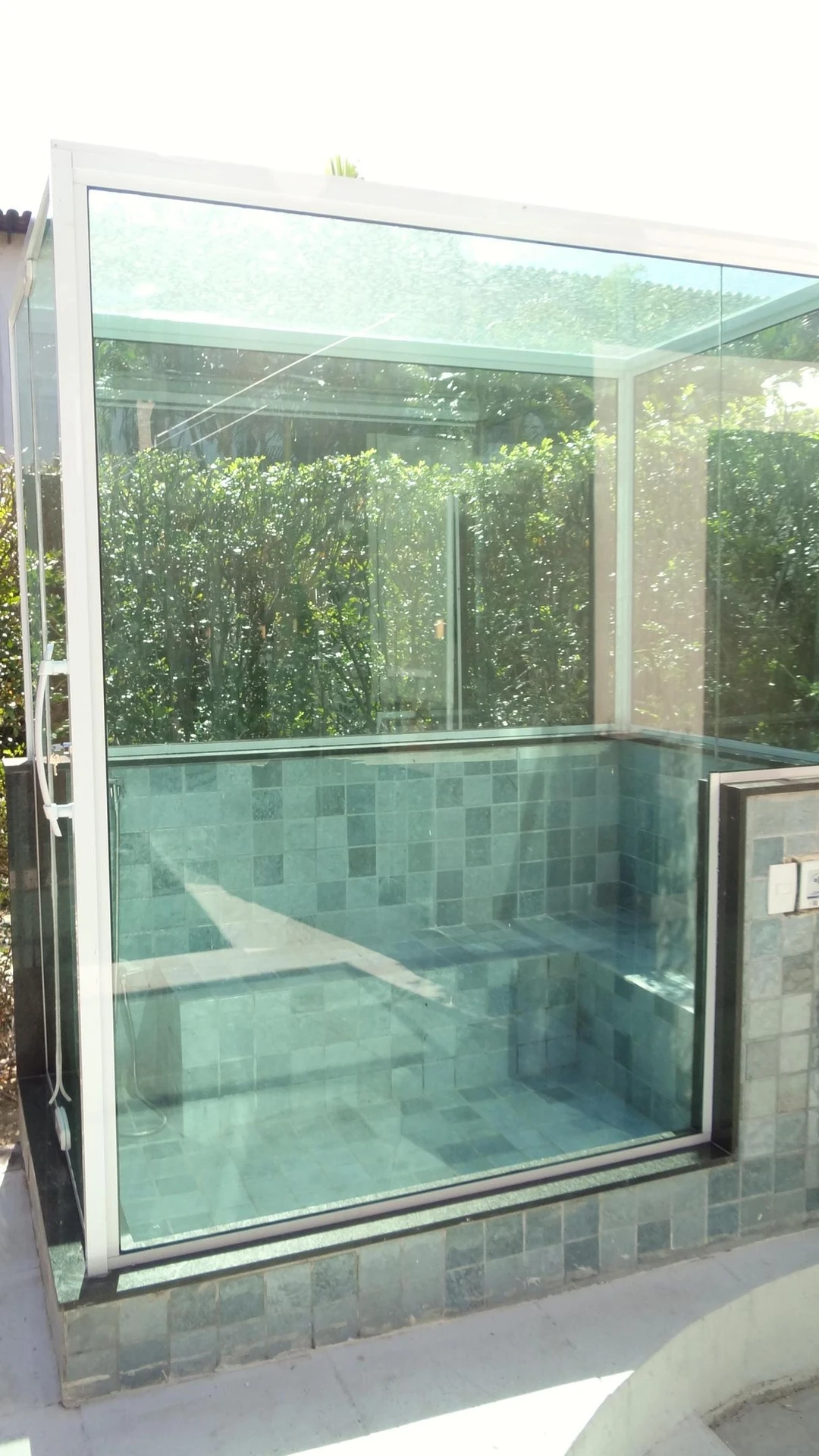 Casa de 384 m² com janelas do piso ao teto e varanda gourmet — photo 124