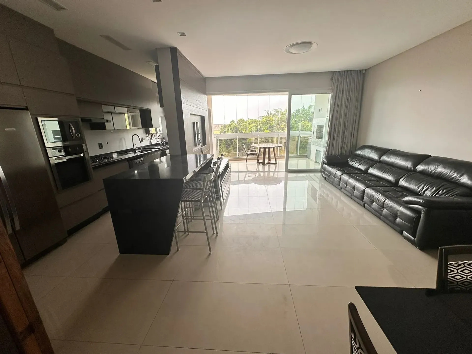 Apartamento mobiliado de 146 m² com 3 suítes e 4 banheiros
