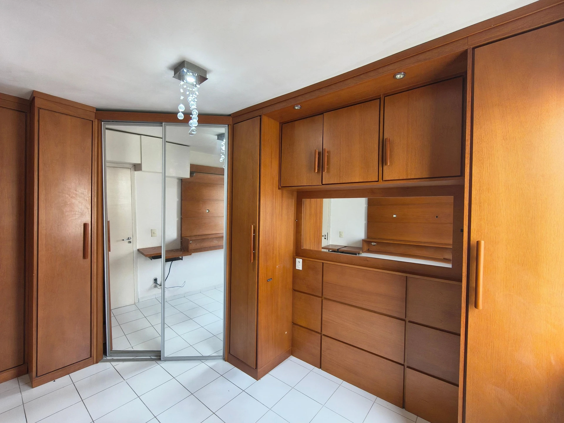 2-bedroom apartment in a building with a gym — photo 12