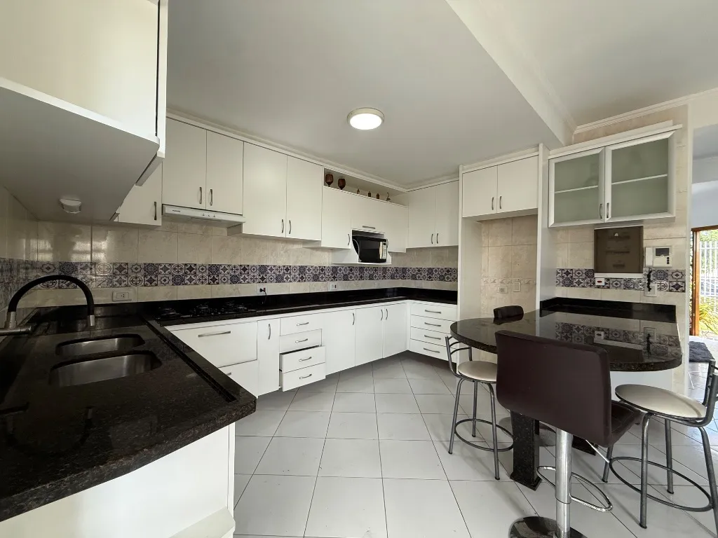 3-bedroom house with a bathtub in Curitiba — photo 2