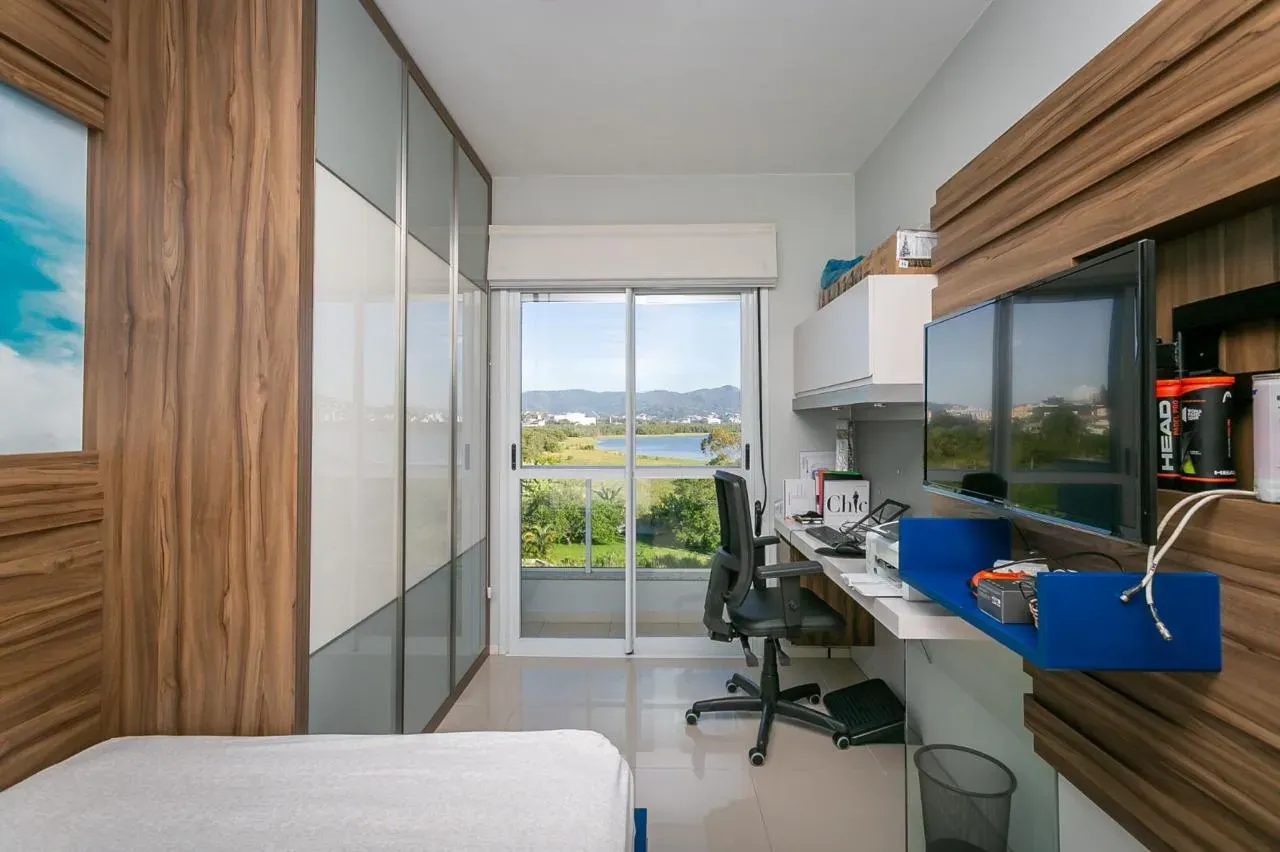 3-bedroom apartment in a building with a gym — photo 5