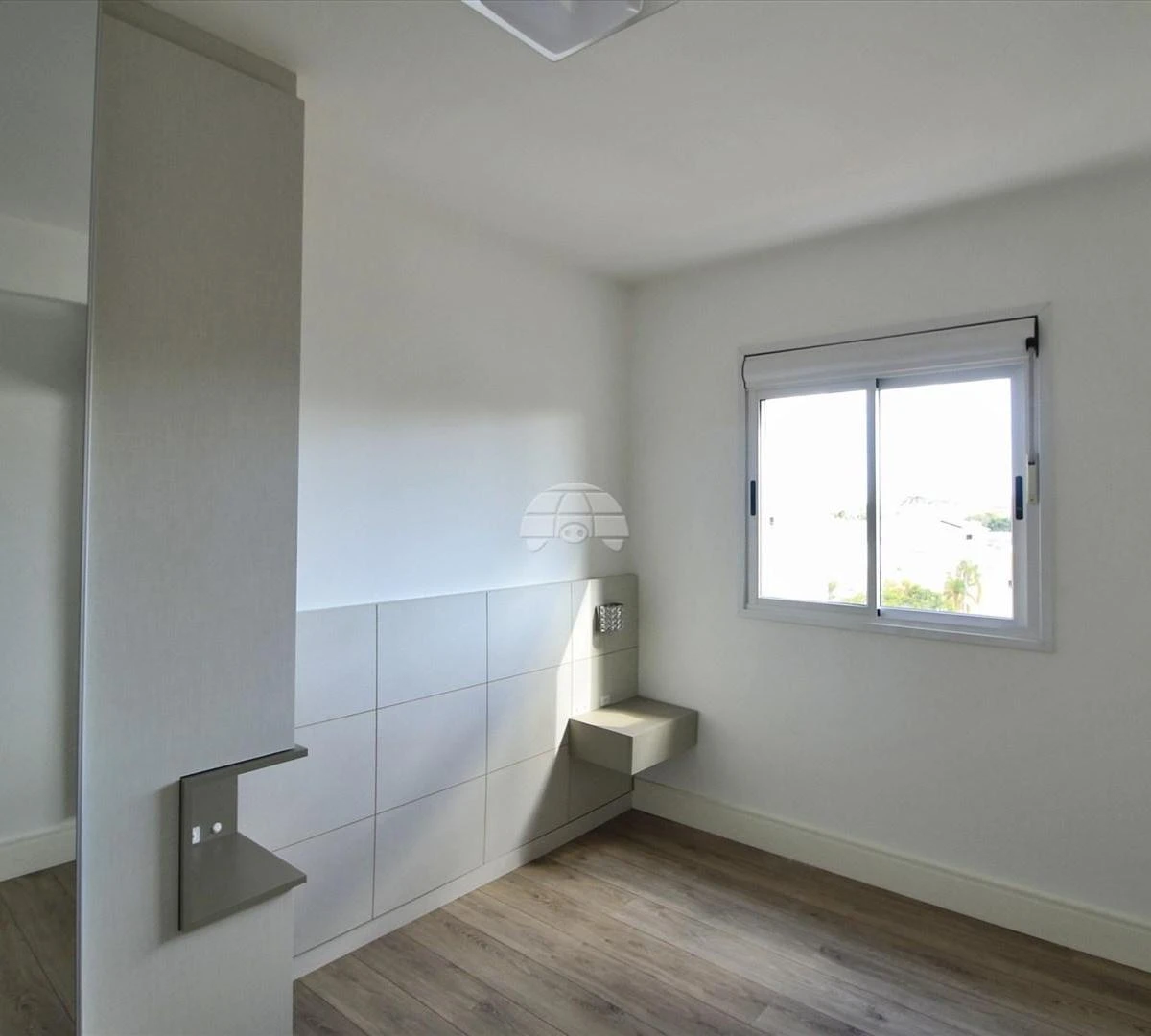 Balcony with a grill in a 2-bedroom apartment, 72 m² — photo 22