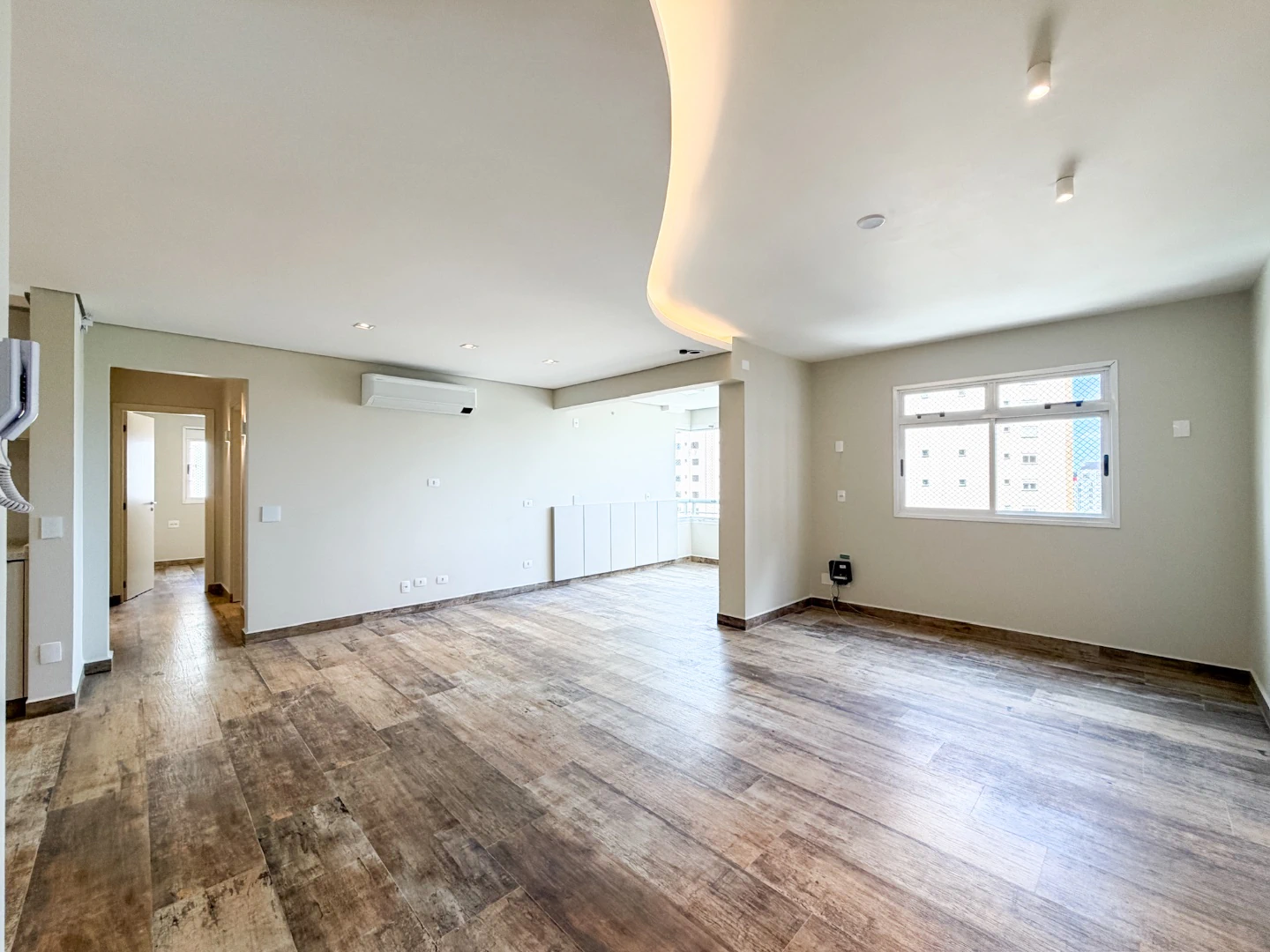 Floor-to-ceiling windows in a 3-bedroom apartment, 106 m² — photo 11