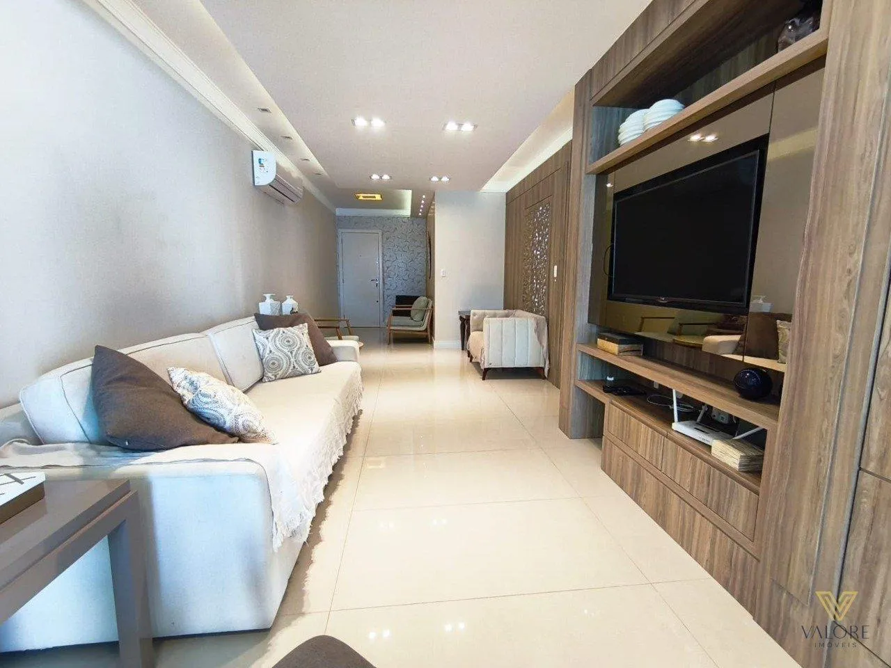 Walk-in closet in a 3-bedroom apartment, 227 m²