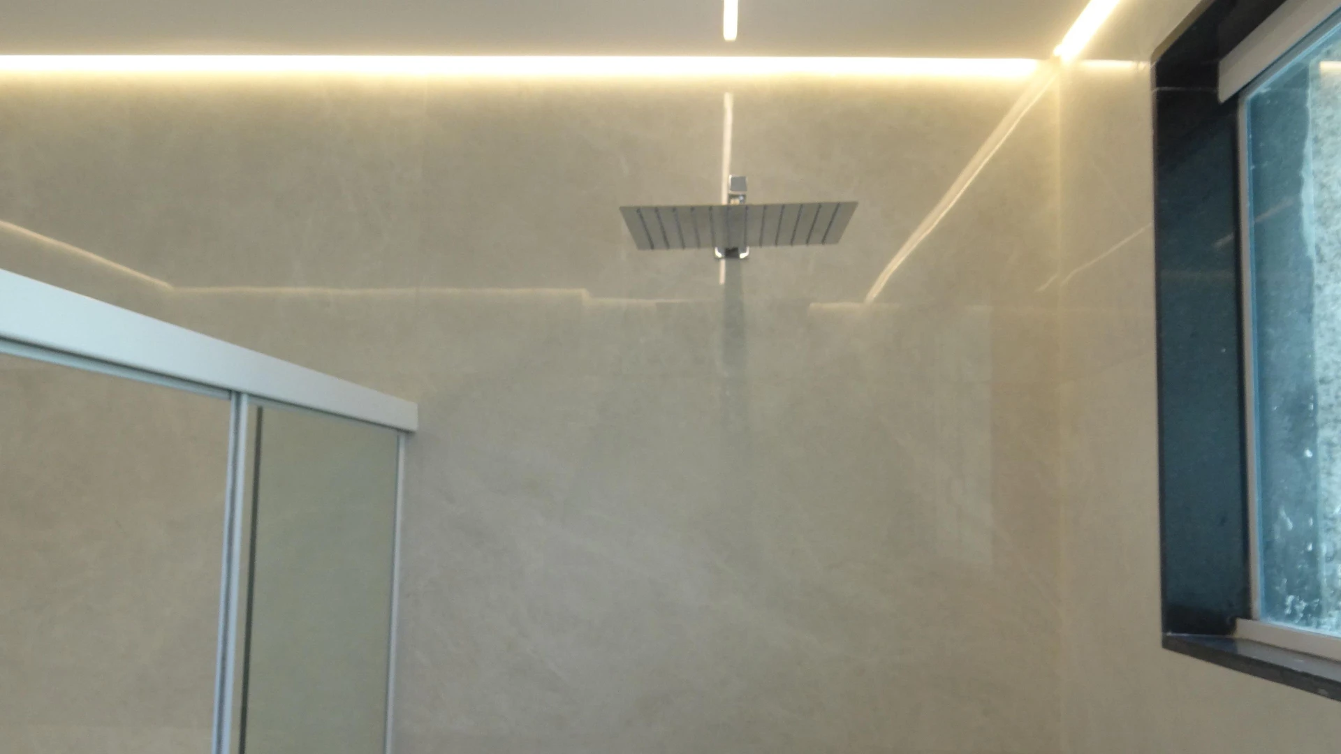 Casa de 384 m² com janelas do piso ao teto e varanda gourmet — photo 40